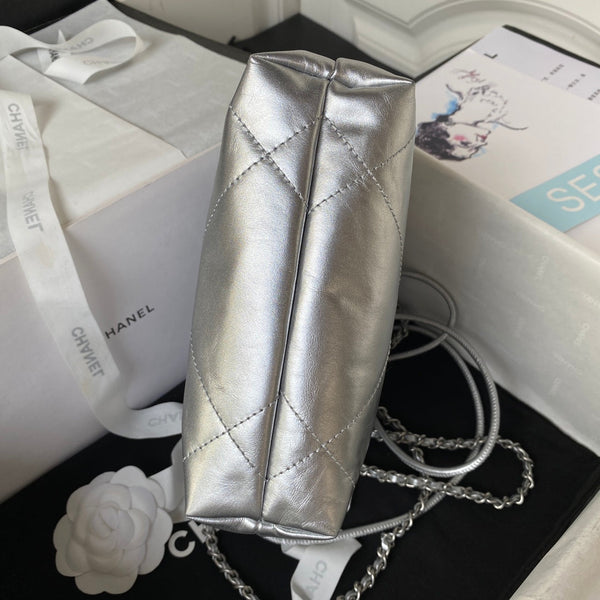 Borsa CC 24S Hobo 22 20 cm in pelle di agnello metallizzata argento