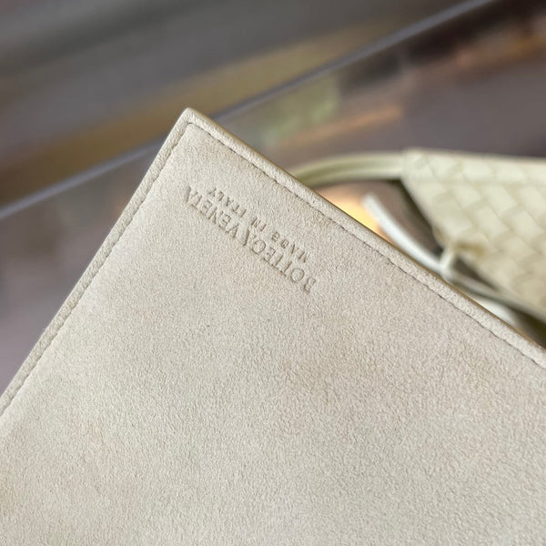 MEDIUM SOLSTICE 44 DARK CREMA LAMBSKIN