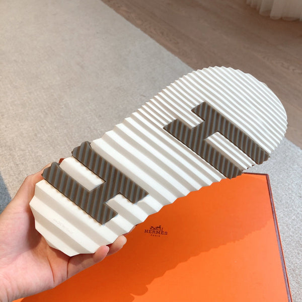 HM ELECTRIC CROCODILE MOTIF SANDAL CEDAR CALFSKIN