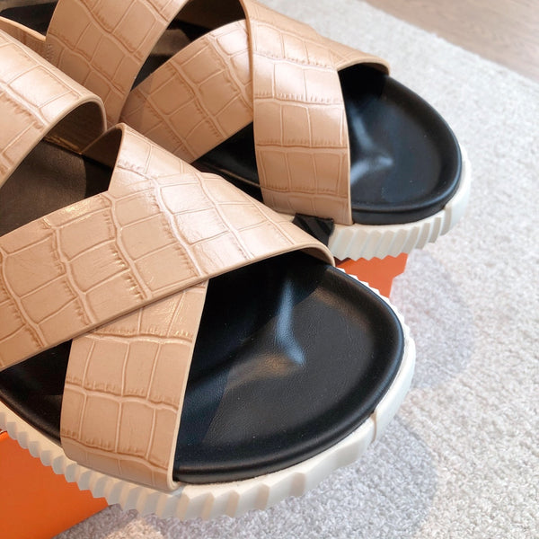 HM ELECTRIC CROCODILE MOTIF SANDAL TAN CALFSKIN