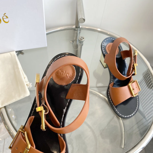 SANDALO CHLOÉ REBECCA CON TACCO BASSO IN PELLE DI AGNELLO MARRONE CANNELLA E FERRAMENTA ORO