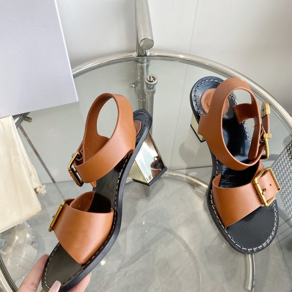 SANDALO CHLOÉ REBECCA CON TACCO BASSO IN PELLE DI AGNELLO MARRONE CANNELLA E FERRAMENTA ORO