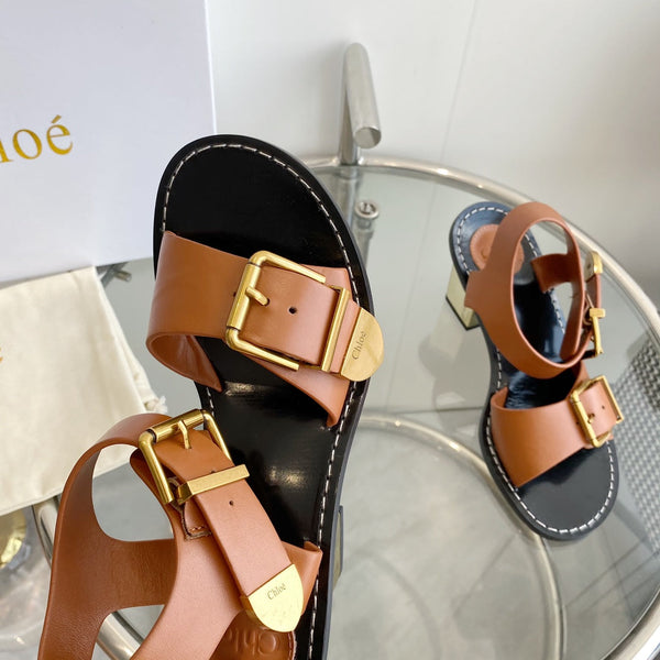 SANDALO CHLOÉ REBECCA CON TACCO BASSO IN PELLE DI AGNELLO MARRONE CANNELLA E FERRAMENTA ORO