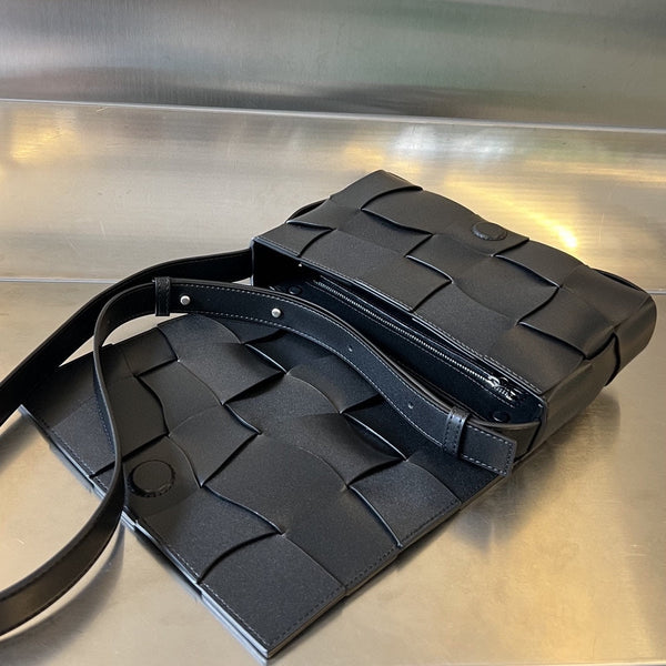 CASSETTA 23 IN PELLE DI VITELLO NERA CON MOTIVO ONDULATO