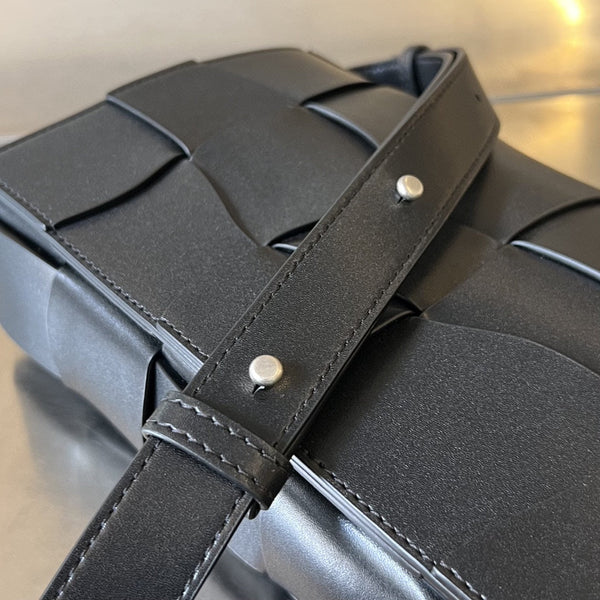 CASSETTA 23 IN PELLE DI VITELLO NERA CON MOTIVO ONDULATO