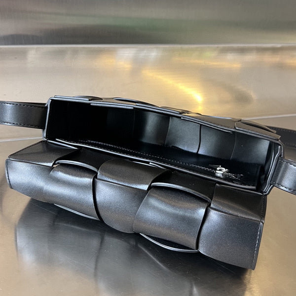 CASSETTA 23 IN PELLE DI VITELLO NERA CON MOTIVO ONDULATO