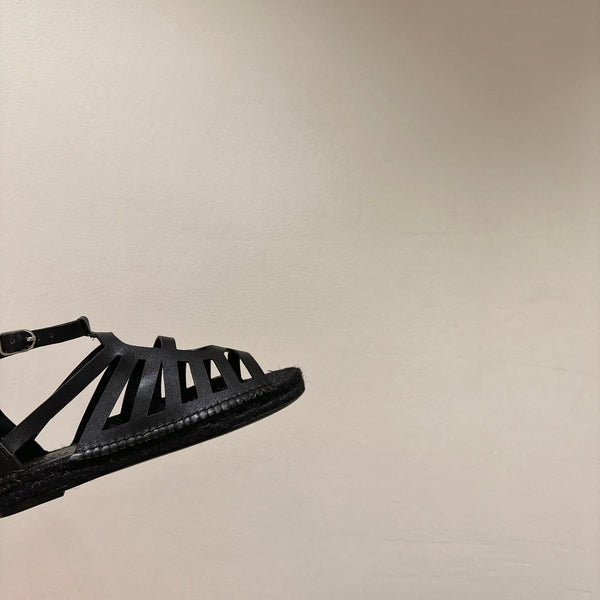 SANDALO CON SUOLA IN PAGLIA IN PELLE DI AGNELLO NERA