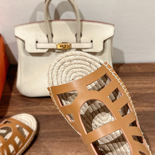 SANDALO CON SUOLA DI PAGLIA IN PELLE DI AGNELLO COLOR CARAMELLO