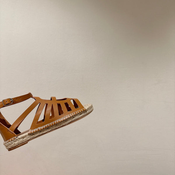 SANDALO CON SUOLA DI PAGLIA IN PELLE DI AGNELLO COLOR CARAMELLO