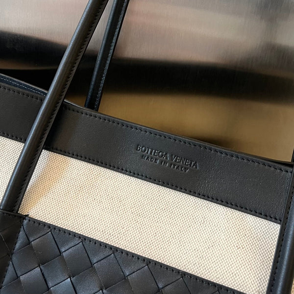 BORSA PORTELLO TOTE 53 IN PELLE DI VITELLO NERA E TELA BIANCA