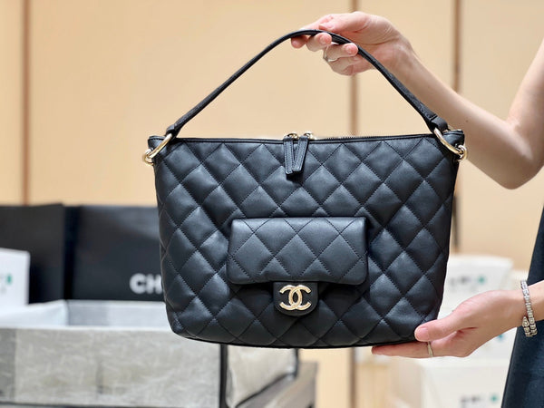 CC 23B Maxi Hobo 29,5 cm Nero Pelle di vacchetta Leggera GHW