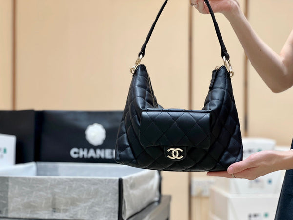 CC 23B Maxi Hobo 29,5 cm Nero Pelle di vacchetta Leggera GHW