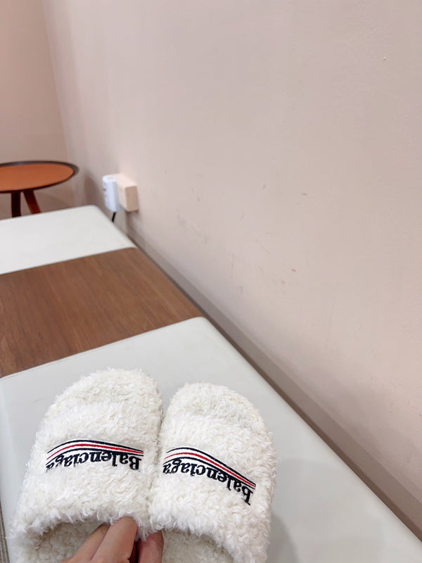 PANTOFOLE CON SUOLA SPESSA IN LANA BIANCA