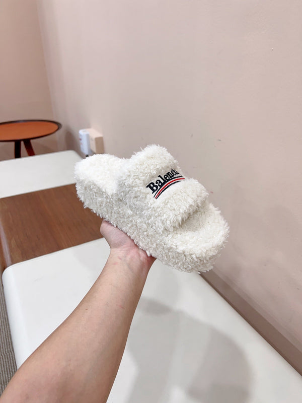 PANTOFOLE CON SUOLA SPESSA IN LANA BIANCA