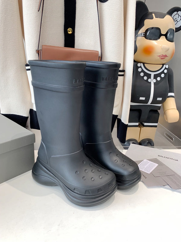 CROCS BOOTS IN BLACK RUBBER