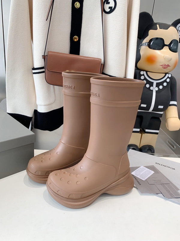 CROCS BOOTS IN BROWN RUBBER