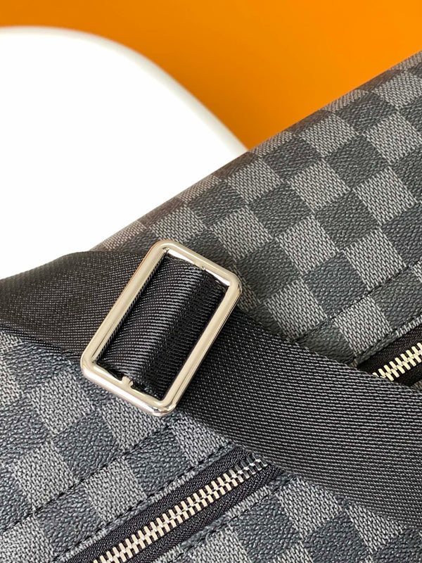 LV District PM Messenger 31cm Black Damier Graphite Canvas