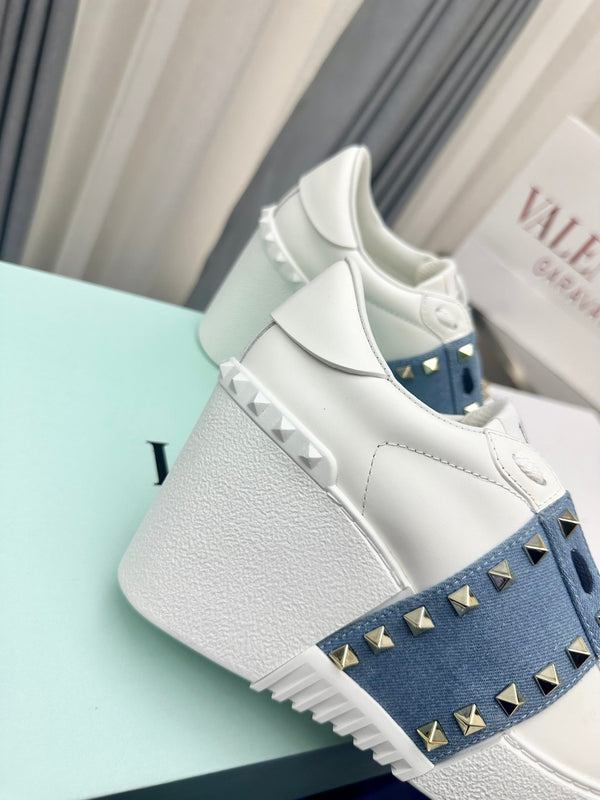 SNEAKER FLATFORM ROCKSTUD UNTITLED IN PELLE DI VITELLO BIANCA E TESSUTO BLU EGEO