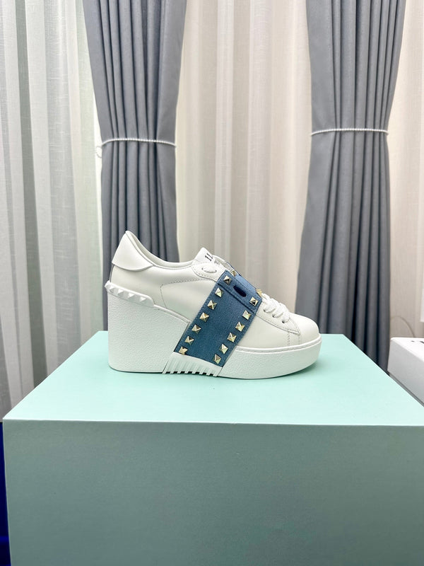 SNEAKER FLATFORM ROCKSTUD UNTITLED IN PELLE DI VITELLO BIANCA E TESSUTO BLU EGEO
