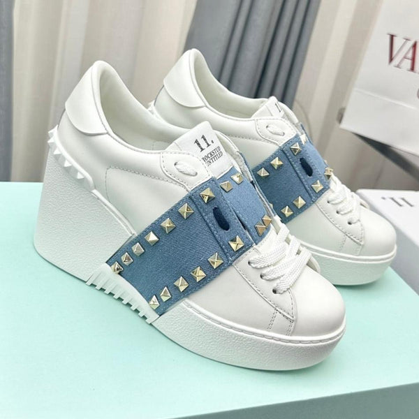 SNEAKER FLATFORM ROCKSTUD UNTITLED IN PELLE DI VITELLO BIANCA E TESSUTO BLU EGEO