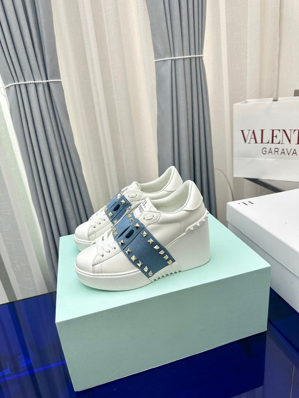 SNEAKER FLATFORM ROCKSTUD UNTITLED IN PELLE DI VITELLO BIANCA E TESSUTO BLU EGEO