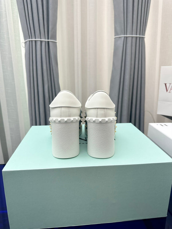 SNEAKER FLATFORM ROCKSTUD UNTITLED IN PELLE DI VITELLO BIANCA E TESSUTO BLU EGEO