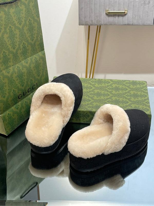 MULE GG MOLLY IN TESSUTO JACQUARD CON MONOGRAMMA NERO E FODERA IN SHEARLING