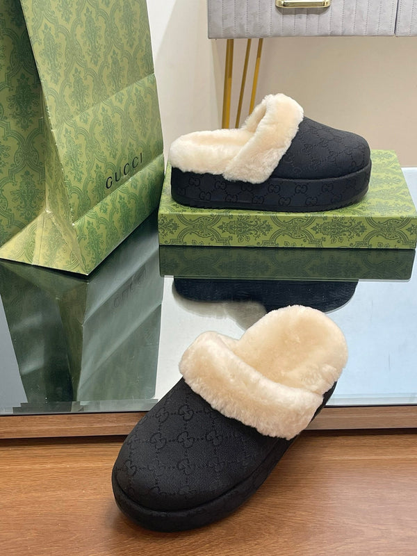 MULE GG MOLLY IN TESSUTO JACQUARD CON MONOGRAMMA NERO E FODERA IN SHEARLING