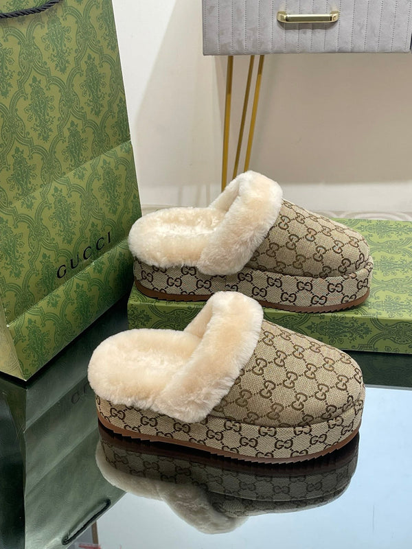 MULE GG MOLLY IN TESSUTO JACQUARD CON MONOGRAMMA MARRONE ARACHIDI E FODERA IN SHEARLING