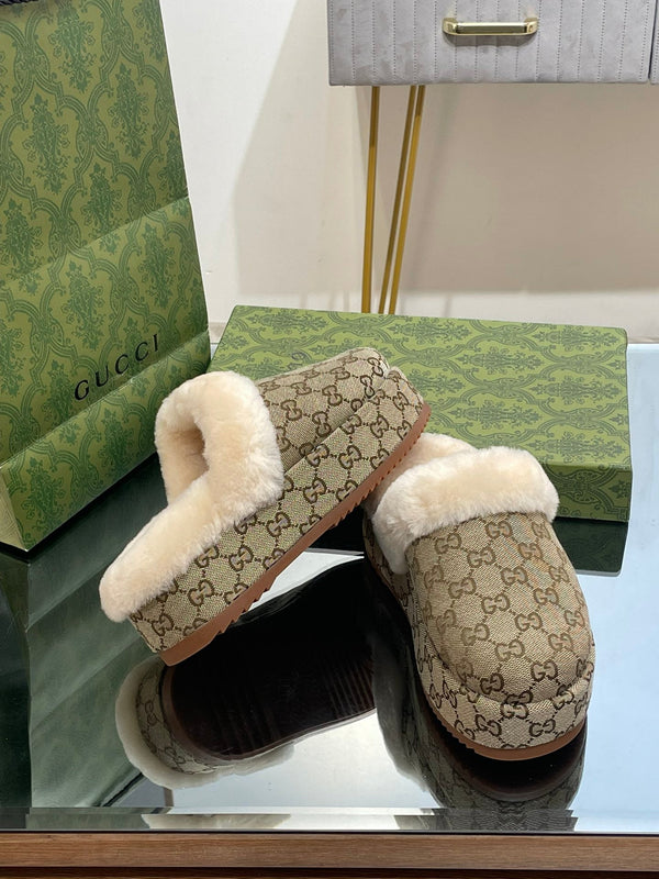 MULE GG MOLLY IN TESSUTO JACQUARD CON MONOGRAMMA MARRONE ARACHIDI E FODERA IN SHEARLING