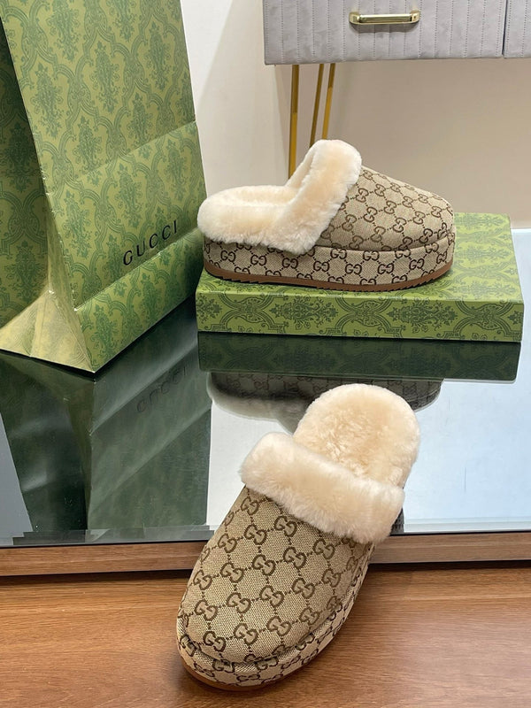 MULE GG MOLLY IN TESSUTO JACQUARD CON MONOGRAMMA MARRONE ARACHIDI E FODERA IN SHEARLING