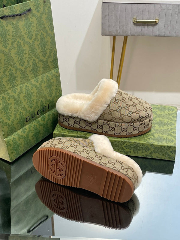 MULE GG MOLLY IN TESSUTO JACQUARD CON MONOGRAMMA MARRONE ARACHIDI E FODERA IN SHEARLING