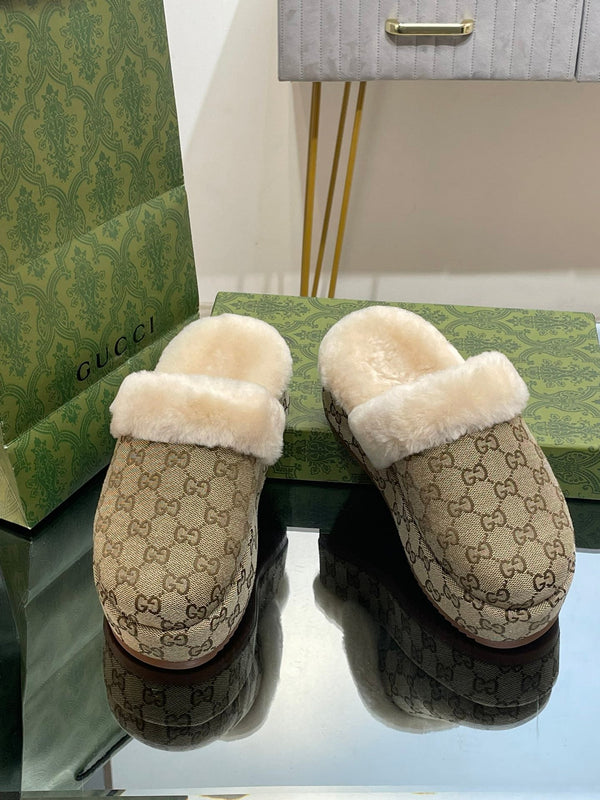 MULE GG MOLLY IN TESSUTO JACQUARD CON MONOGRAMMA MARRONE ARACHIDI E FODERA IN SHEARLING