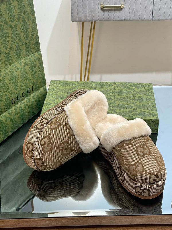 MULE GG MOLLY IN TESSUTO JACQUARD CON MONOGRAMMA MARRONE CAMMELLO E FODERA IN SHEARLING