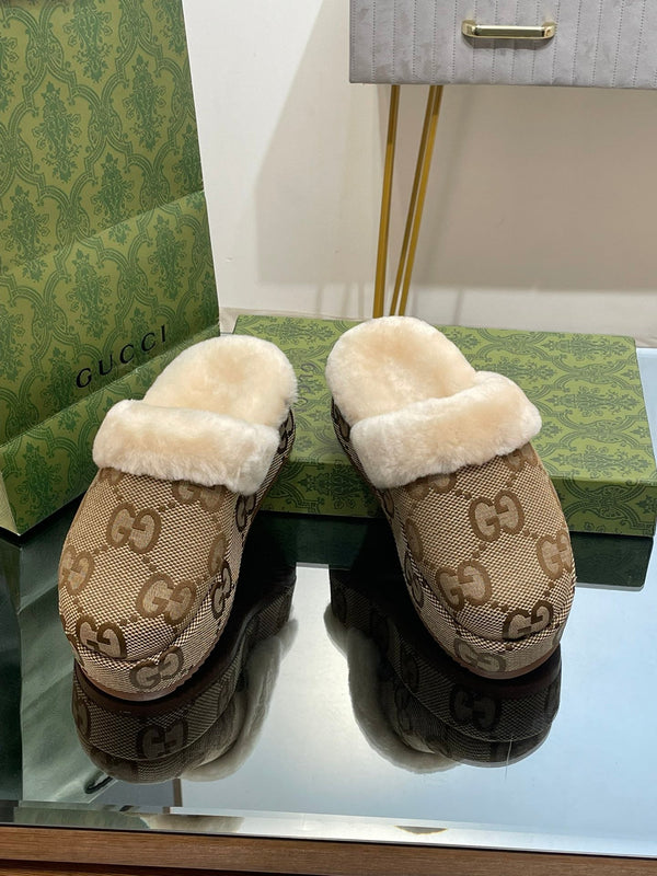 MULE GG MOLLY IN TESSUTO JACQUARD CON MONOGRAMMA MARRONE CAMMELLO E FODERA IN SHEARLING