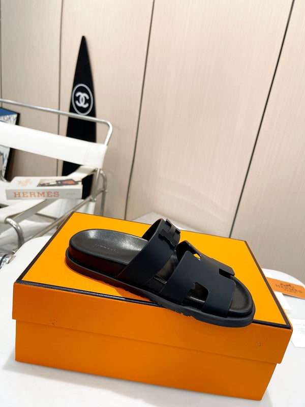 SANDALO HM CYPRUS NERO CON FIBBIA A H IN PELLE DI VITELLO