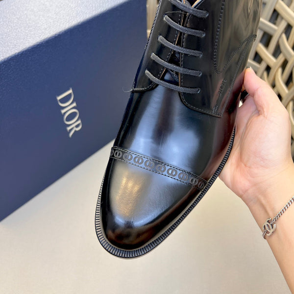 STIVALETTO CON LACCI CD HOMME IN PELLE DI VITELLO GOFFRATA NERA