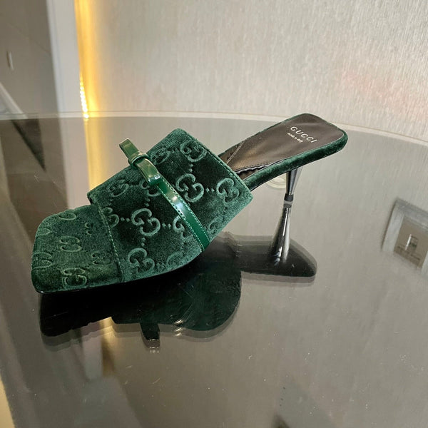 SANDALI CON TACCO ALTO IN VELLUTO GG CON BELLISSIMI DETTAGLI CON LOGO VERDE FORESTA