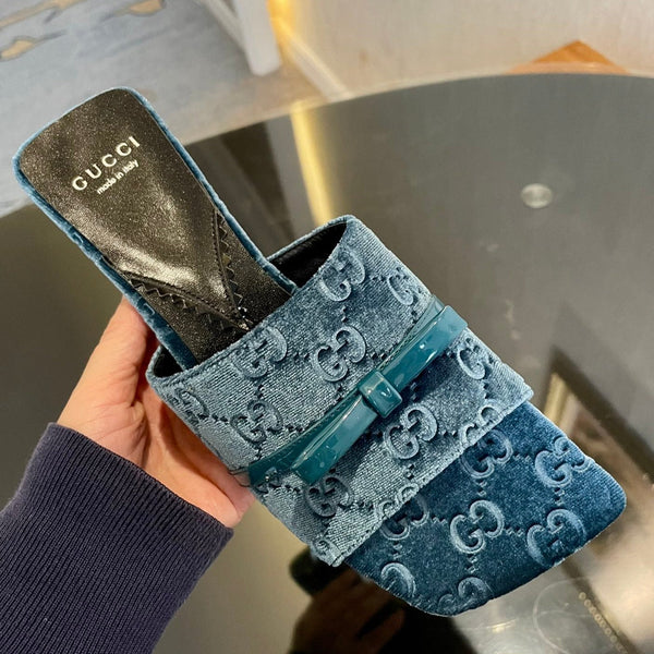 SANDALI CON TACCO ALTO IN VELLUTO GG CON BELLISSIMI DETTAGLI CON LOGO BLU CIELO