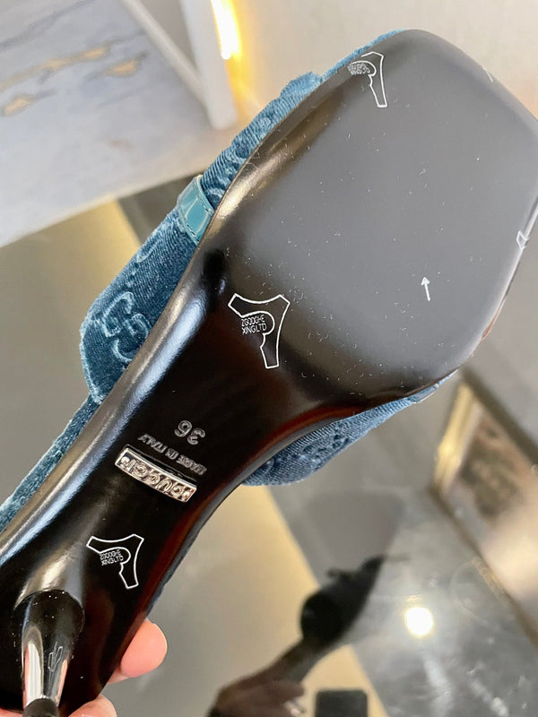 SANDALI CON TACCO ALTO IN VELLUTO GG CON BELLISSIMI DETTAGLI CON LOGO BLU CIELO