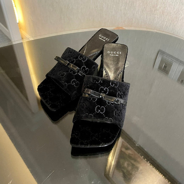 SANDALI CON TACCO ALTO IN VELLUTO GG CON BELLISSIMI DETTAGLI CON LOGO NERO