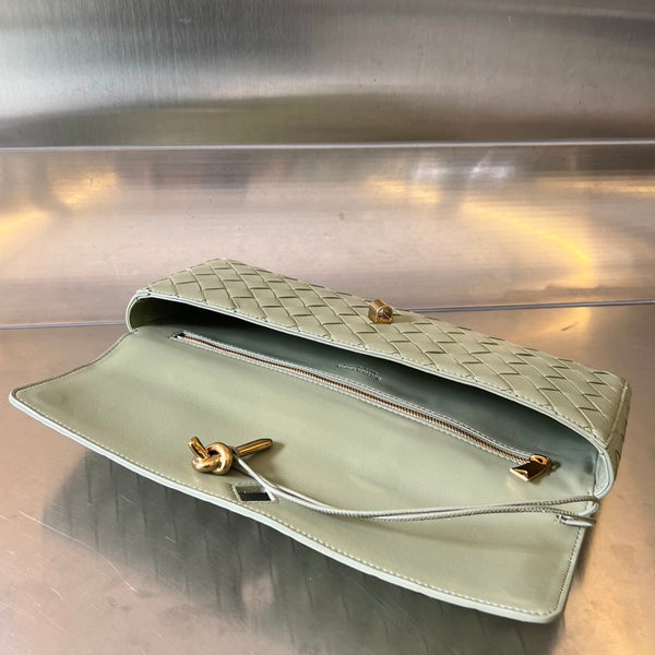 BV Borsa a mano lunga Andiamo con manico 31 cm Pelle di vitello verde chiaro Ghw 