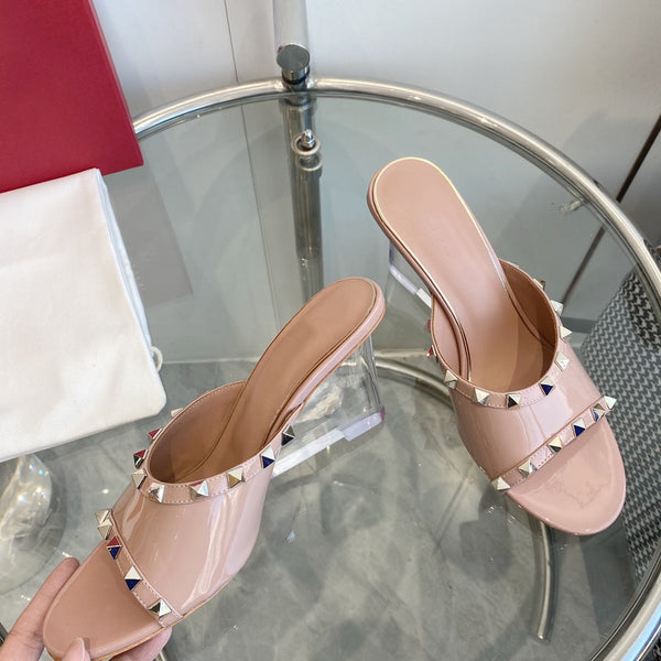 Mules Rockstud in pelle verniciata color cannella e rosa da 80 mm