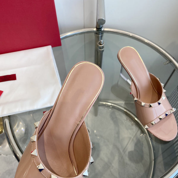 Mules Rockstud in pelle verniciata color cannella e rosa da 80 mm