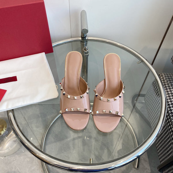 Mules Rockstud in pelle verniciata color cannella e rosa da 80 mm
