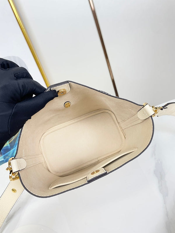 LOCK AND WALK 20 IN PELLE DI VITELLO GRANULATA CREMA CON FERRAMENTA ORO