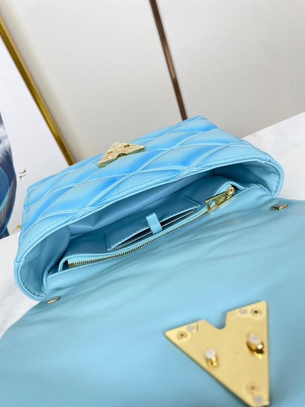 GO-14 MM 23 IN PELLE DI AGNELLO TRAPUNTATA BLU CIELO CON FERRAMENTA ORO