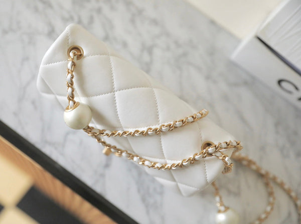 borsa mini con patta cc 24s 20 cm in pelle di agnello bianca con perle 