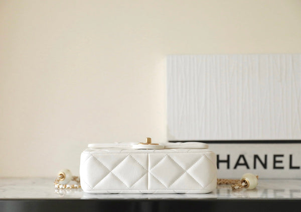 borsa mini con patta cc 24s 20 cm in pelle di agnello bianca con perle 