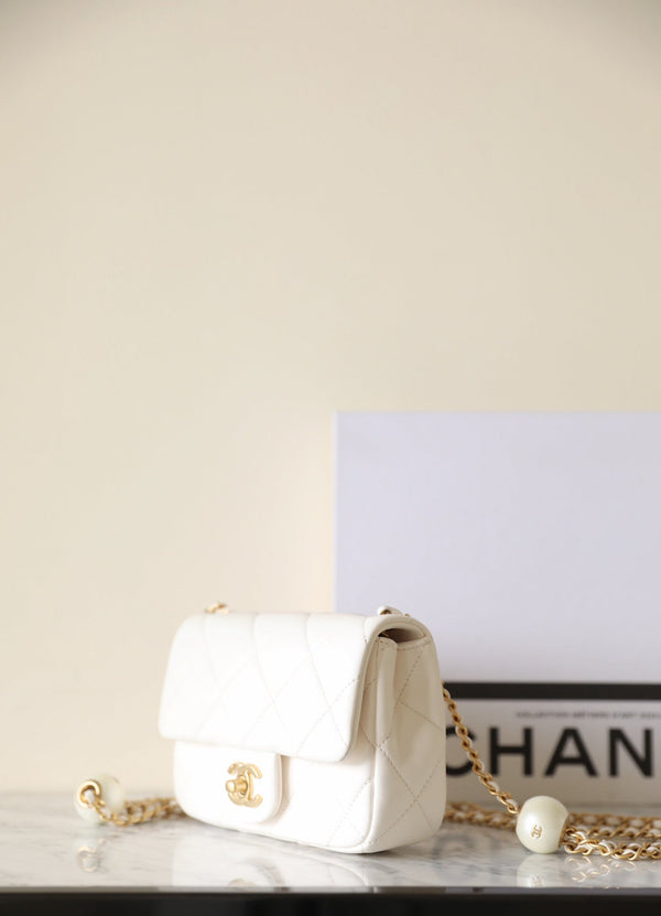 borsa mini con patta cc 24s 17cm in pelle di agnello bianca con perle 